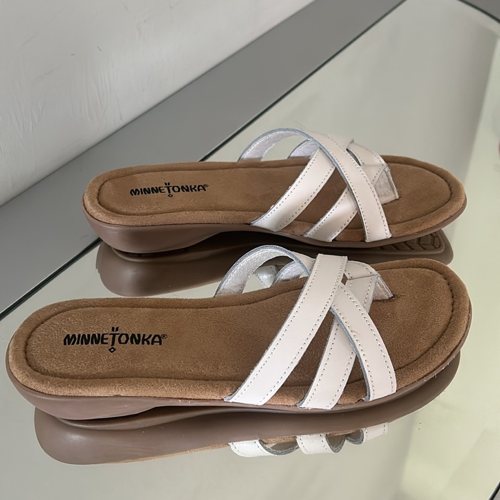 Minnetonka White Tan Slide Sandals